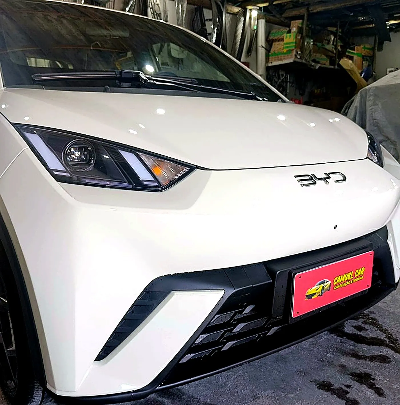 BYD branco já reparado e pintado, com a placa da Samuel Car, depois do serviço