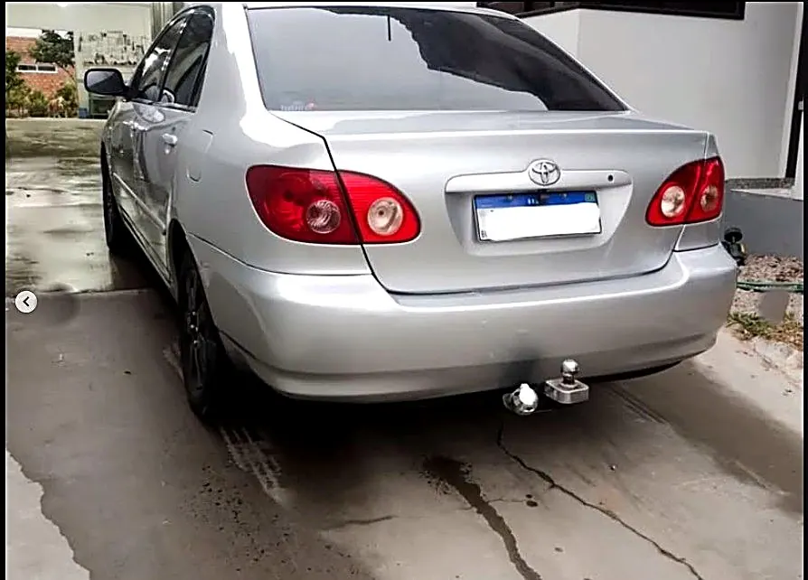 Toyota Corolla prata com a traseira reparada e pintada depois do serviço