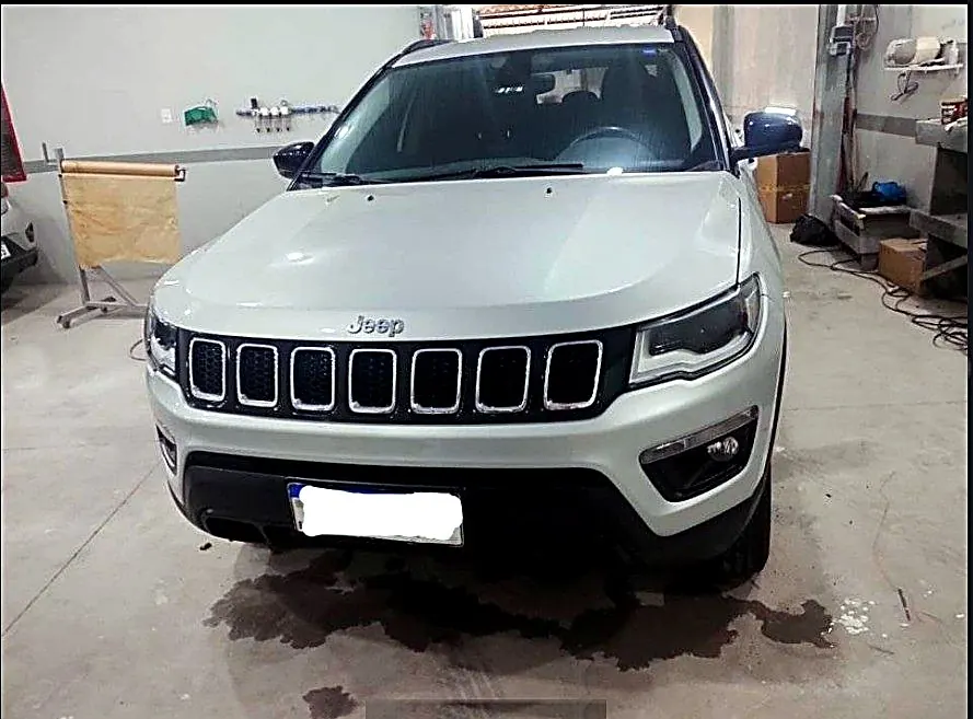 Jeep Compass com a dianteira refeita, reparado e pintado depois do serviço