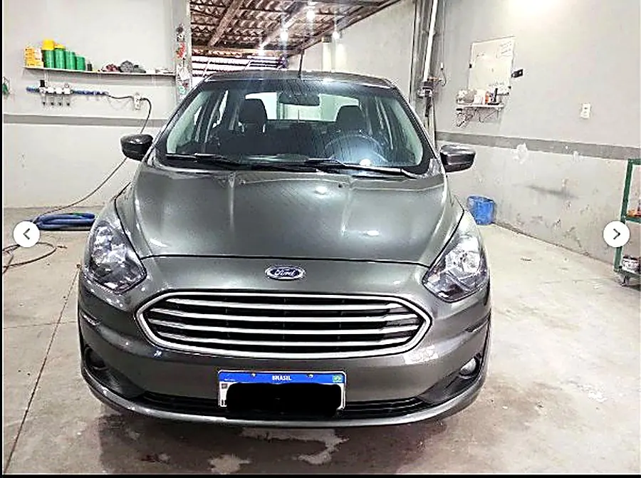 Ford cinza com a dianteira reparada e pintada depois do serviço